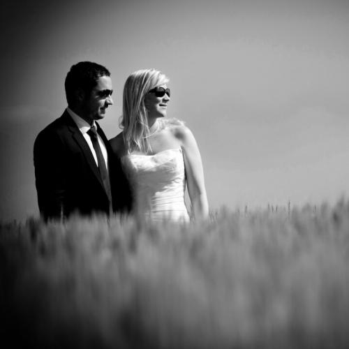 Photo portrait noir et blanc d'un couple de jeunes mariés 