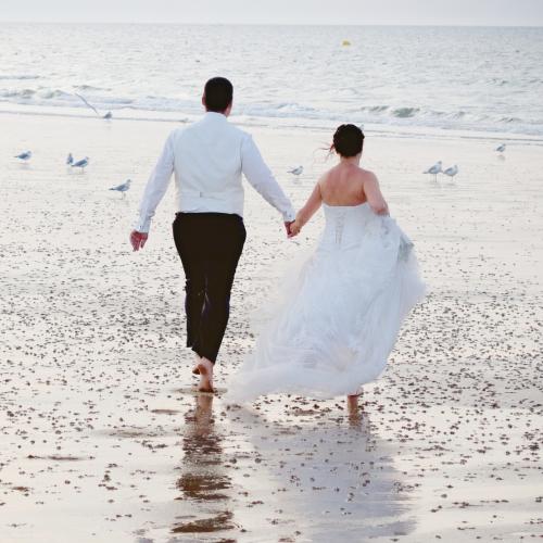 Photo de mariage couple à la mer coucher de soleil à Villers sur mer