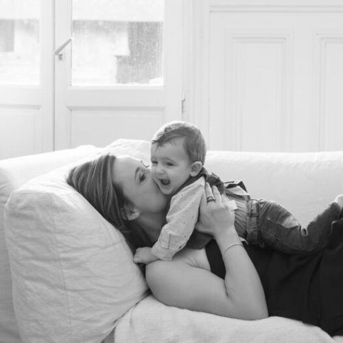 Photo noir et blanc d'une mère et son fils