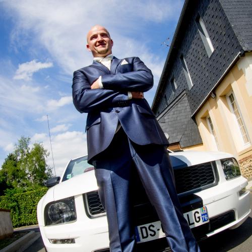 Photo de mariage voiture de sport Ford Mustang à Vire