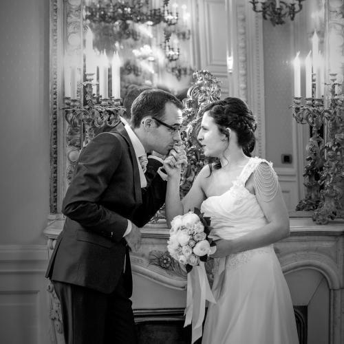 Photo de mariage noir et blanc mairie de Lisieux