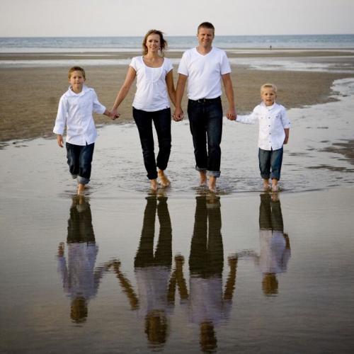 Portrait de famille à la mer avec reflets