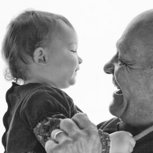 Photo noir et blanc d'un père et sa fille