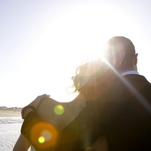 Photo de couple de jeunes mariés sur la plage