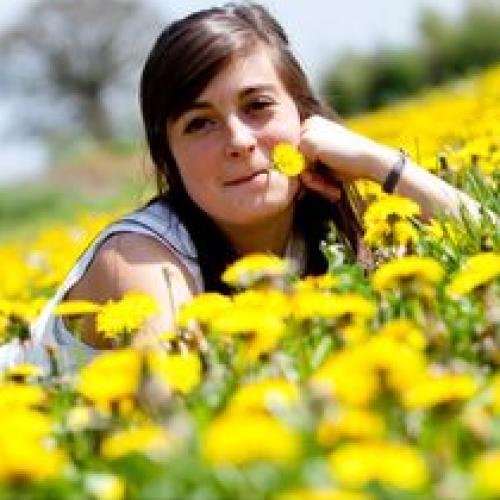 Photo portait d'une jeune femme dans un champs en fleur