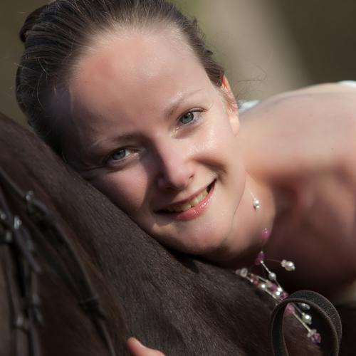 Photo de mariage portrait de la mariée à cheval en Normandie