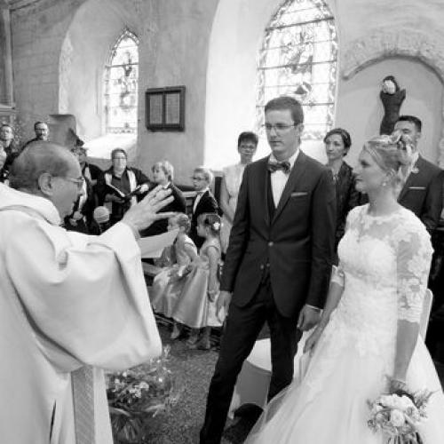 Photo noir et blanc du mariage à l'église