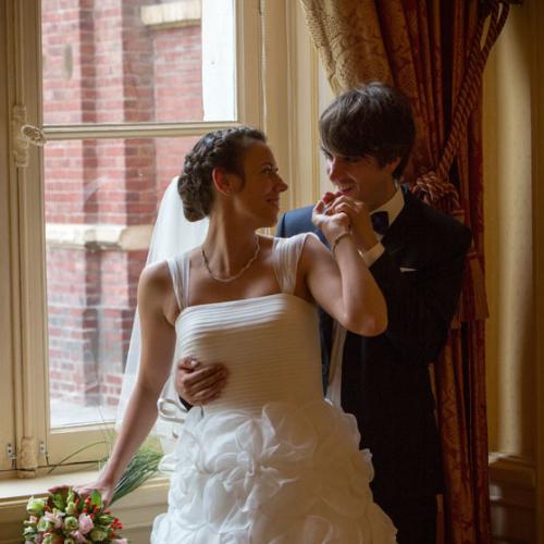 Photo de mariage mairie couple romantique à Lisieux