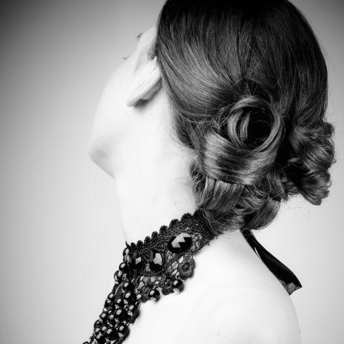 Portrait de femme noir et blanc en studio