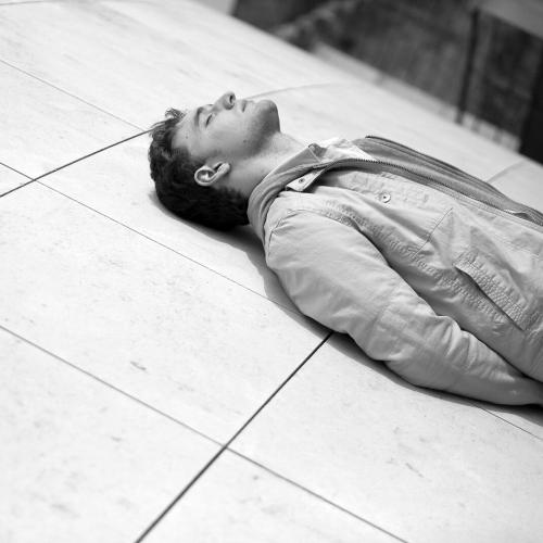 Photo portrait d'un jeune homme allongé