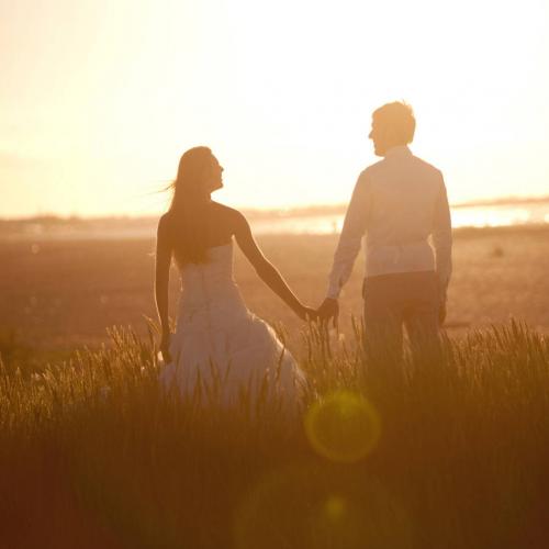 Photo d'un couple lors d'un mariage au coucher du soleil