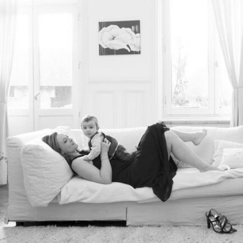 Photo noir et blanc d'un moment de complicité entre mère et fils