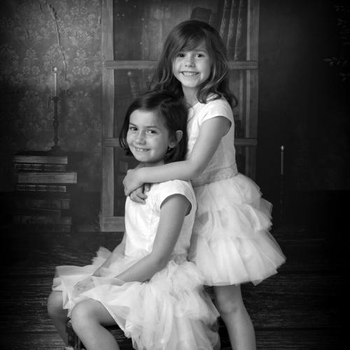 Portrait de soeurs en noir et blanc