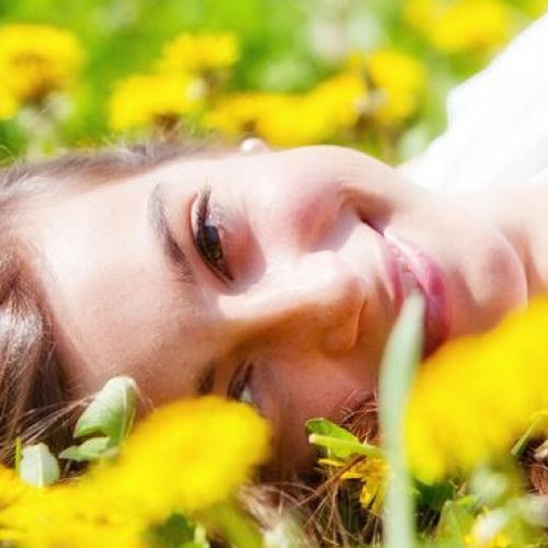 Photo portrait d'une femme dans un champ de fleur