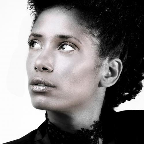 Portrait de femme noir et blanc en studio