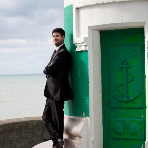 Photo de mariage portrait du marié au phare du Tréport