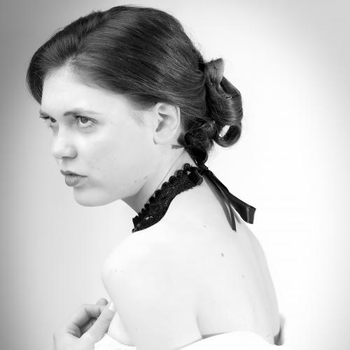 Portrait de femme noir et blanc en studio