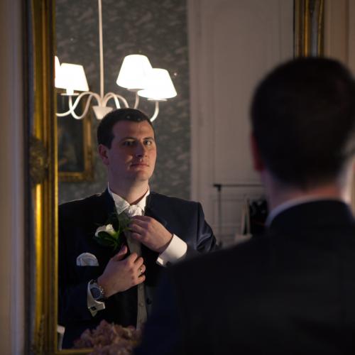 Photo de mariage portrait du marié au château de Merville