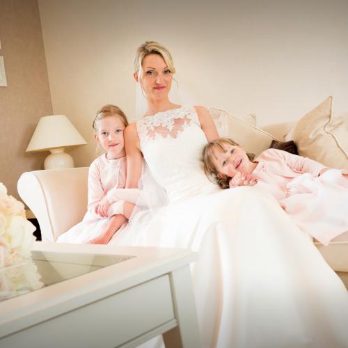 Photo de famille avant mariage petites filles d'honneur à Caen