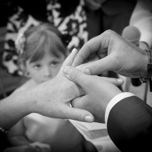 Photo du passage des alliances en noir et blanc