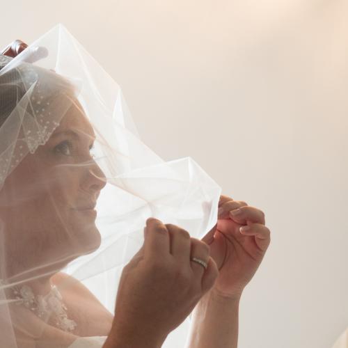 Photo de portrait de mariage avec voile à Ouistreham