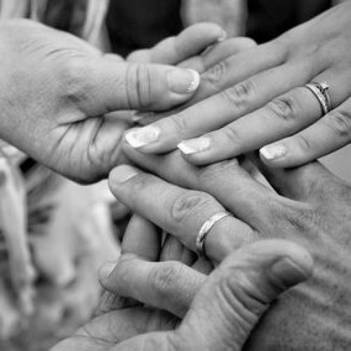 Photo noir et blanc des alliances des mariés