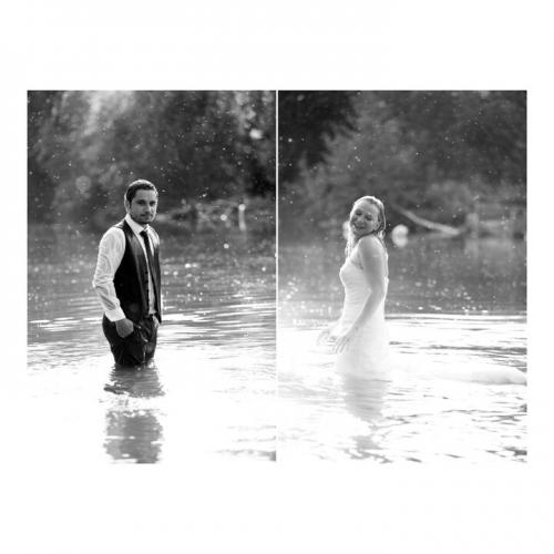 Photo d'un couple de jeunes mariés dans l'eau 