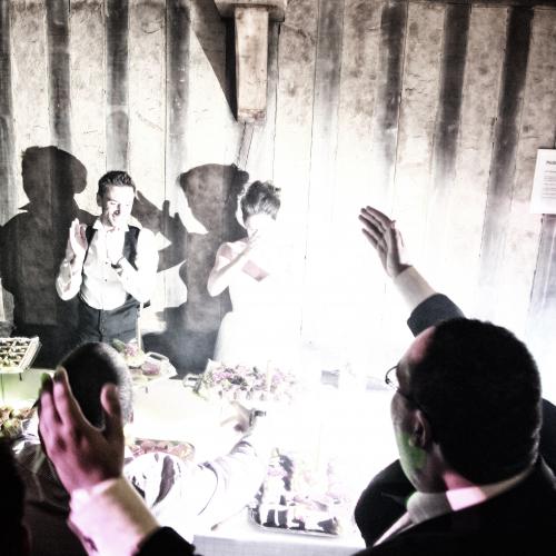 Photos de mariage originales soirée de mariage gâteau et invités au Domaine de Cauvicourt