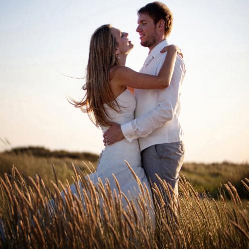 Photo de mariage couple dans les blés à Fontainebleau